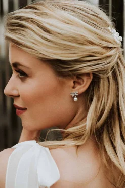 Kleine Ohrstecker mit Kristallschleife und Perle><noscript><img width=