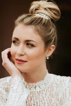 Kleine Ohrstecker mit Kristallschleife und Perle><noscript><img width=