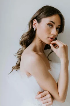 Kleine Ohrstecker mit Kristallschleife und Perle><noscript><img width=