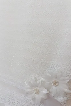 Kommunionkleid mit Glitzer und Blütenverzierung><noscript><img width=