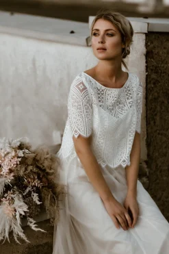 Kurzarm-Jäckchen aus Boho-Spitze in Ivory – Calista><noscript><img width=