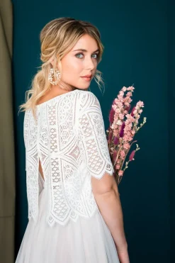 Kurzarm-Jäckchen aus Boho-Spitze in Ivory – Calista><noscript><img width=