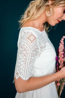 Kurzarm-Jäckchen aus Boho-Spitze in Ivory – Calista><noscript><img width=