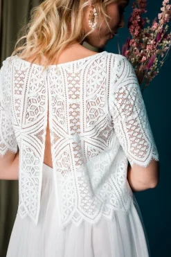 Kurzarm-Jäckchen aus Boho-Spitze in Ivory – Calista><noscript><img width=