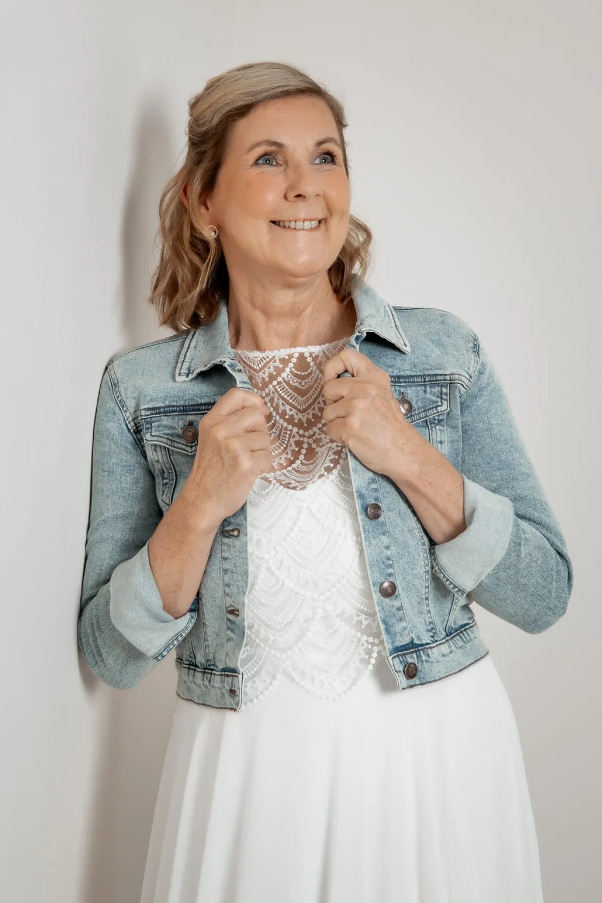 Kurze Braut Jeansjacke mit Knopfleiste>Bianco Evento