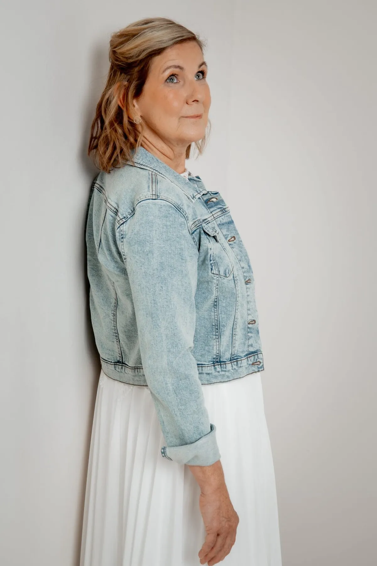 Kurze Braut Jeansjacke mit Knopfleiste>Bianco Evento