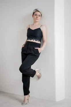 Kurzes Boho Top mit Bogenkante – Calista Cropped Black><noscript><img width=