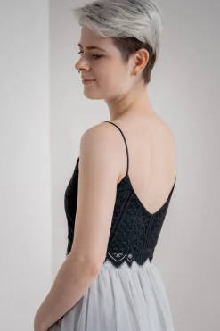 Kurzes Boho Top mit Bogenkante – Calista Cropped Black><noscript><img width=