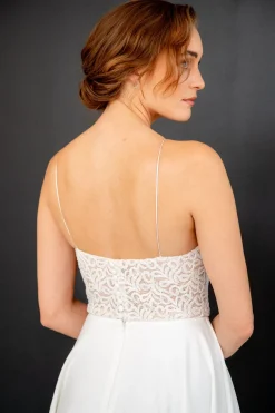 Kurzes Brautkleid mit dünnen Trägern – Junia noni One><noscript><img width=