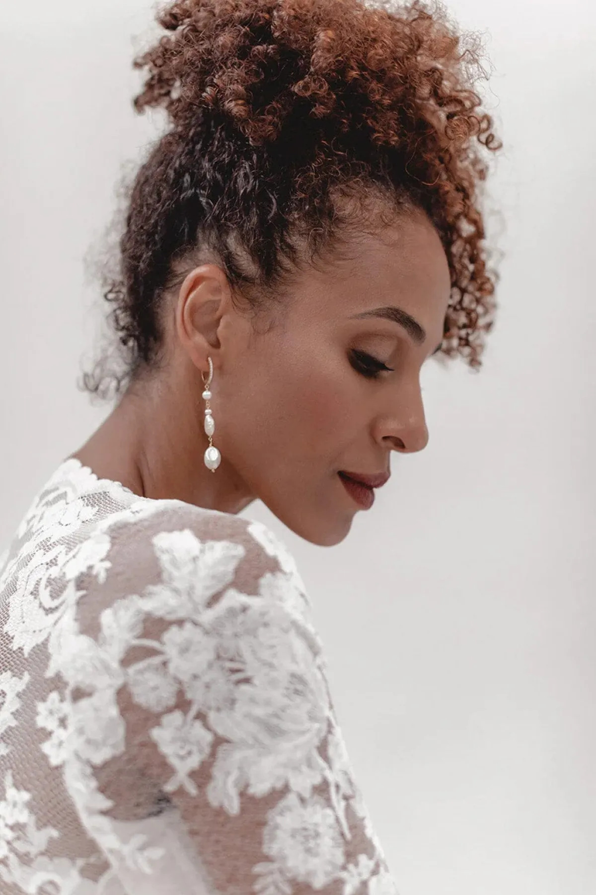 Lange Ohrhänger mit Kristallen und Perlen – Lovestruck>Juvelan New