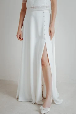 Langer Braut Rock mit Schlitz und Zierknöpfen – Eira><noscript><img width=