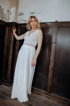 Langer Braut Rock mit Schlitz und Zierknöpfen – Eira><noscript><img width=