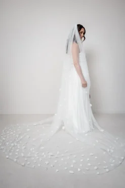Langer Schleier mit Blüten | The>Perfect Bridal Company Online