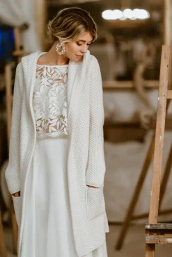 Leichter Brautmantel aus Strick mit Kapuze in Ivory><noscript><img width=