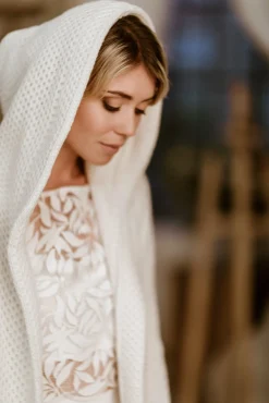 Leichter Brautmantel aus Strick mit Kapuze in Ivory><noscript><img width=