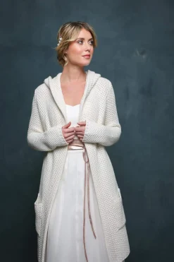 Leichter Brautmantel aus Strick mit Kapuze in Ivory><noscript><img width=