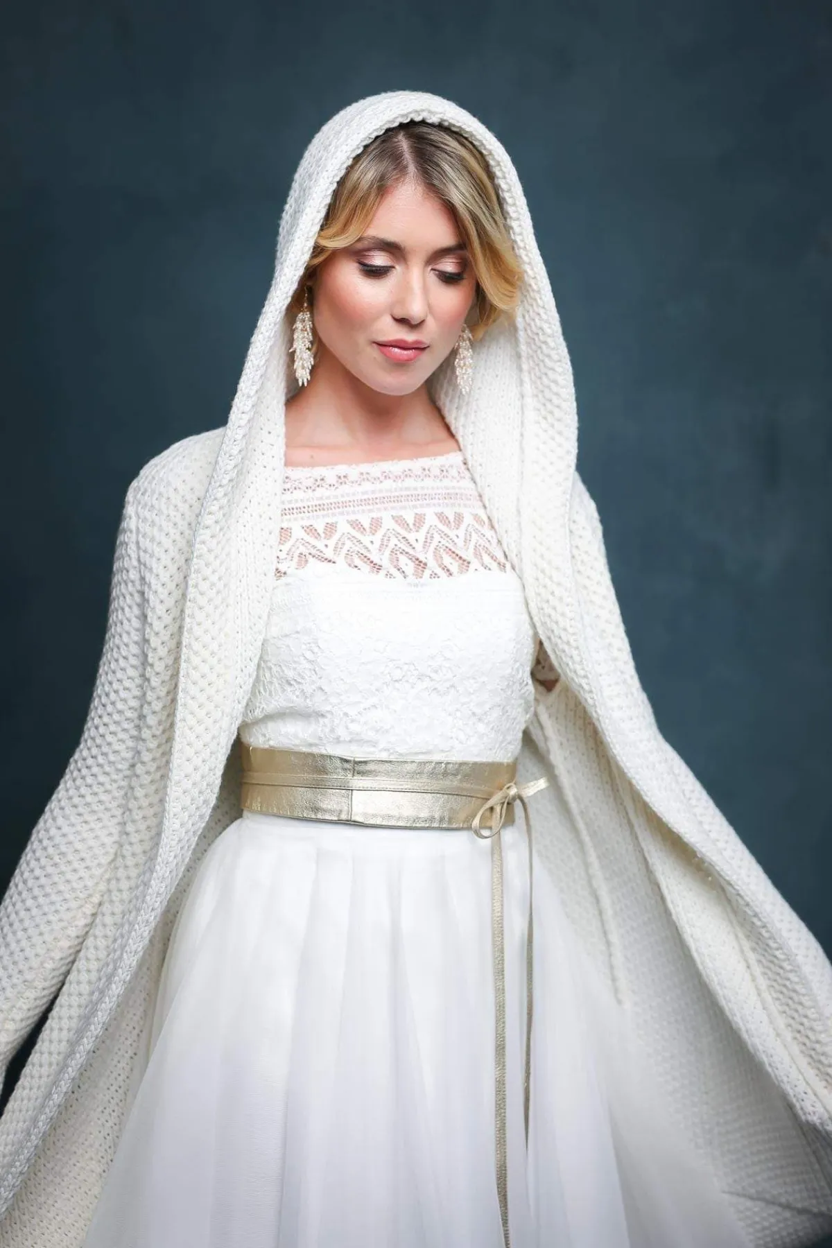 Leichter Brautmantel aus Strick mit Kapuze in Ivory>Zoe Ona Online