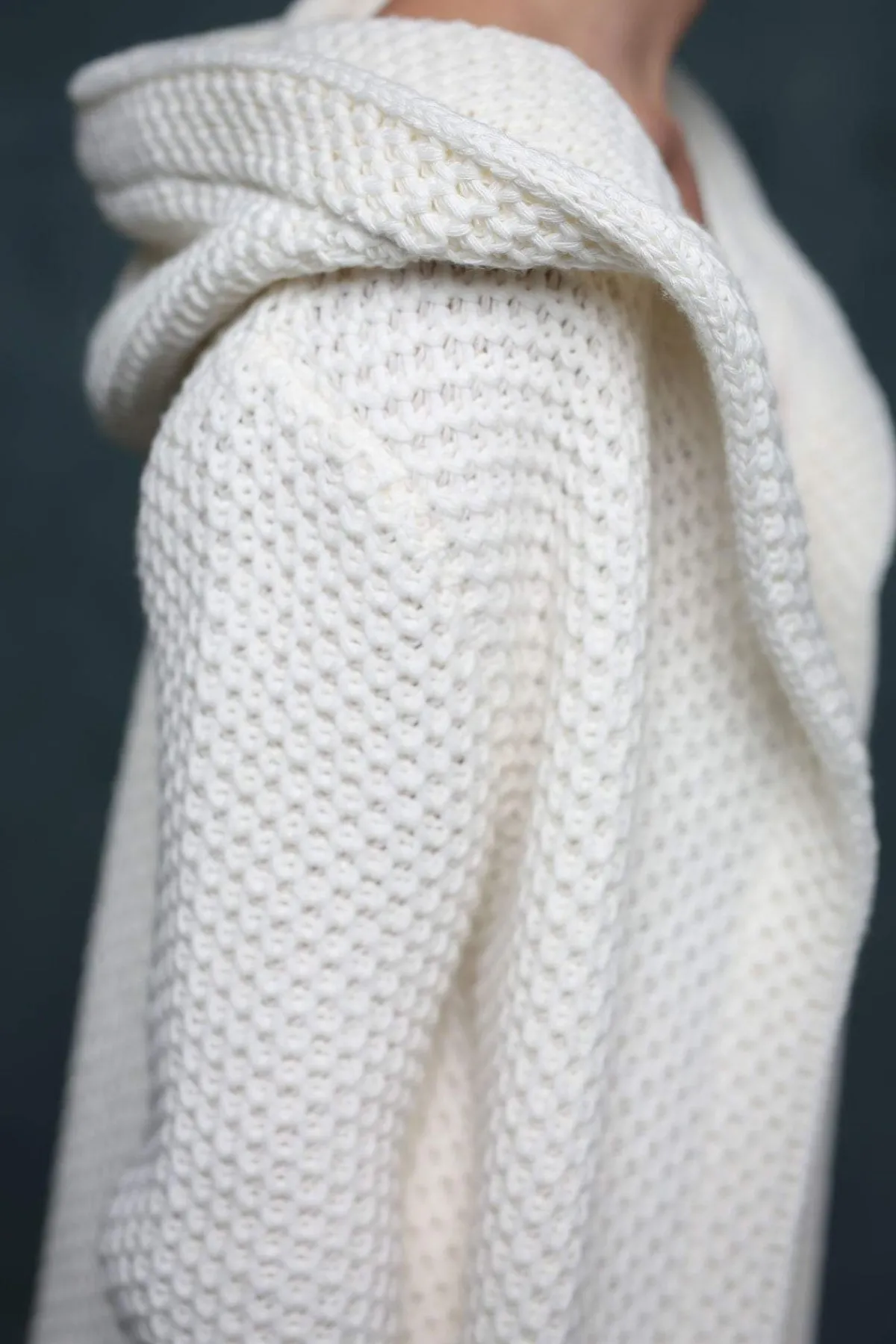 Leichter Brautmantel aus Strick mit Kapuze in Ivory>Zoe Ona Online