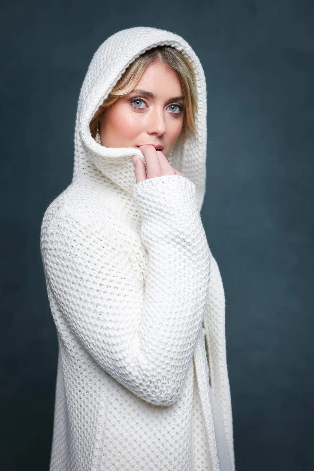 Leichter Brautmantel aus Strick mit Kapuze in Ivory>Zoe Ona Online