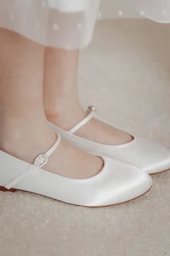 Mädchenballerinas mit Glitzerschnalle – Binx Ivory Satin><noscript><img width=