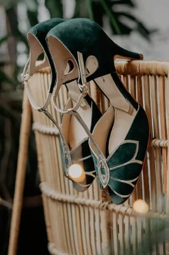 Offener Brautschuh in Tannengrün und Gold - Mimosa><noscript><img width=