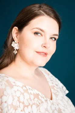 Ohrstecker mit 3D-Blüten und Strasskristallen><noscript><img width=