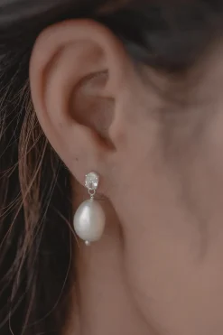 Ovale Kristallstecker mit Perlenanhängern – Joelle><noscript><img width=