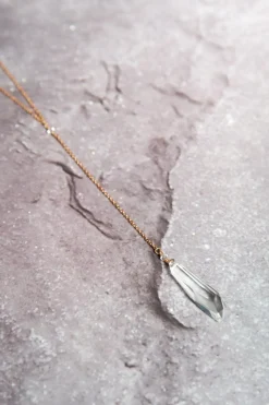 Puristische Rückenkette mit Kristall Anhänger - Aphrodite><noscript><img width=