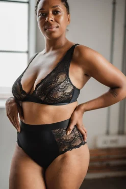 Schwarzer Plunge-BH aus Spitze><noscript><img width=