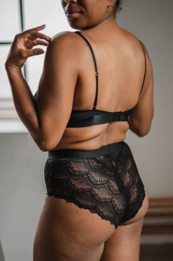 Schwarzer Plunge-BH aus Spitze><noscript><img width=