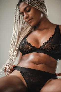 Schwarzer Plunge-BH aus Spitze><noscript><img width=