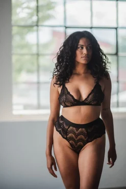 Schwarzer Spitzen-String im High-Waist-Look><noscript><img width=