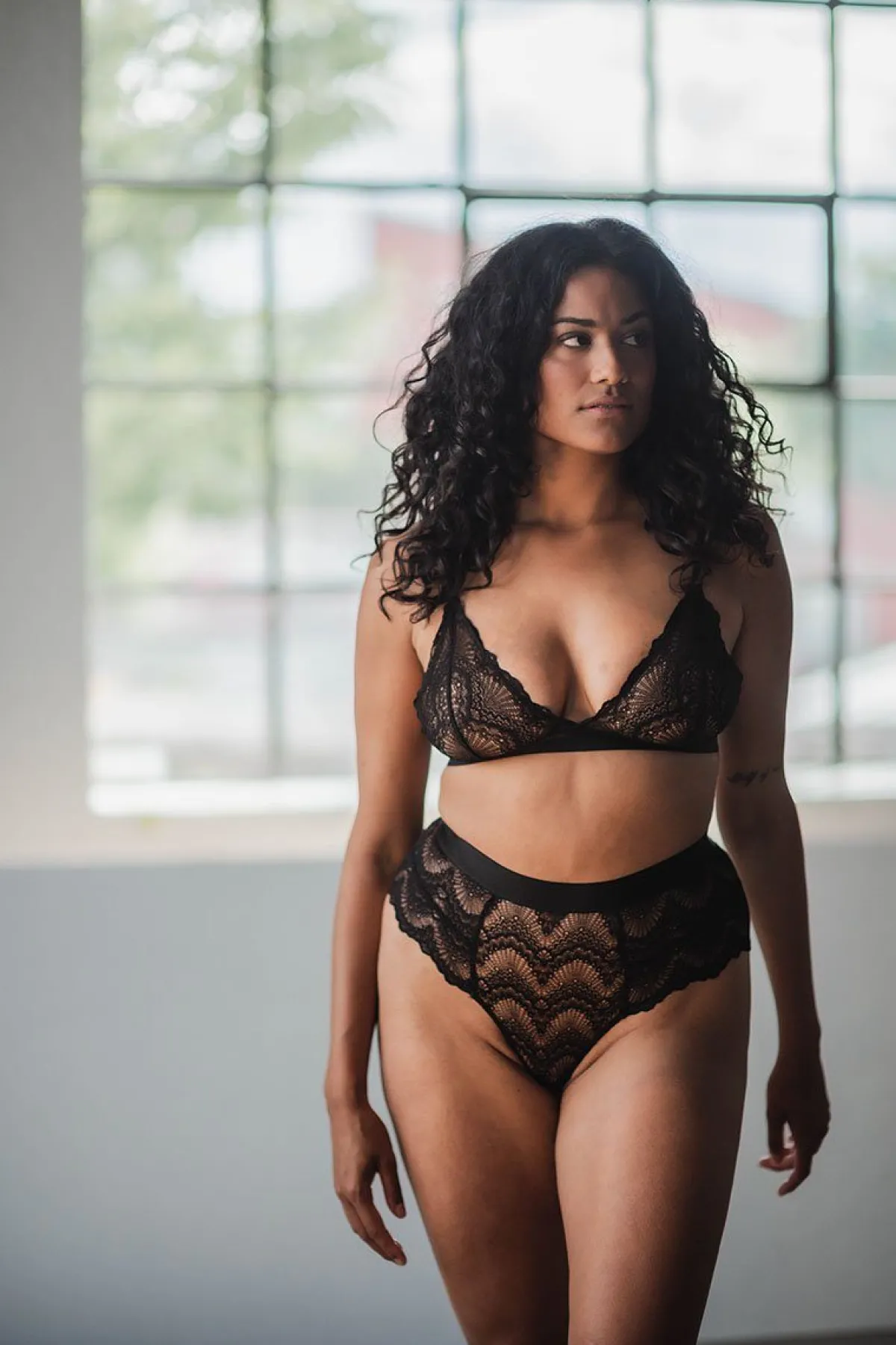 Schwarzer Spitzen-String im High-Waist-Look>Understatement