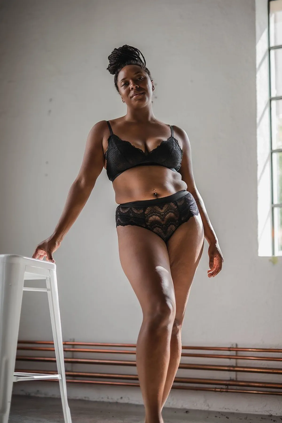 Schwarzer Spitzen-String im High-Waist-Look>Understatement