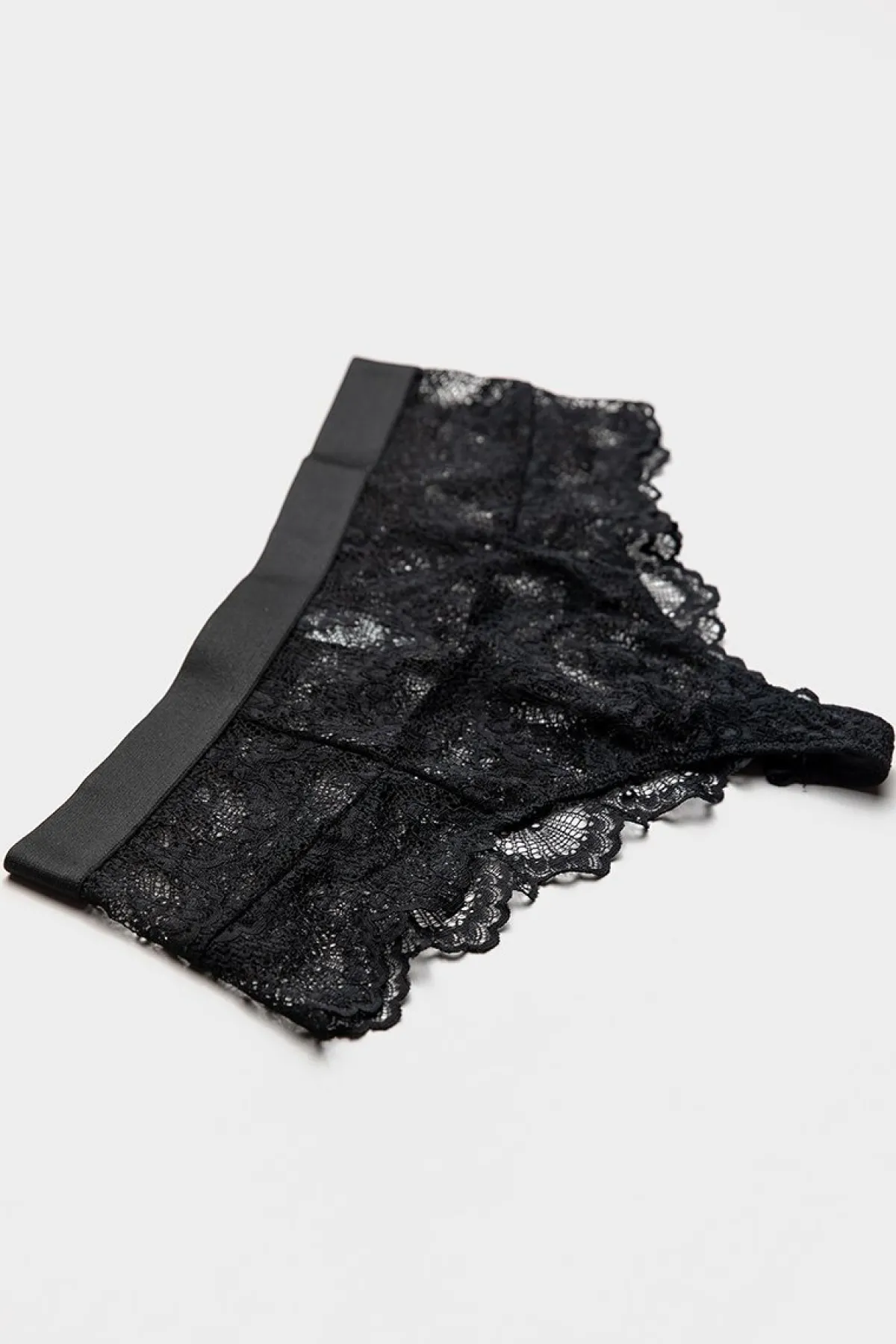 Schwarzer Spitzen-String im High-Waist-Look>Understatement