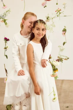 Schwingendes Kommunionkleid aus Chiffon und Spitze><noscript><img width=