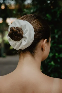 Scrunchie, großes Haargummi –><noscript><img width=