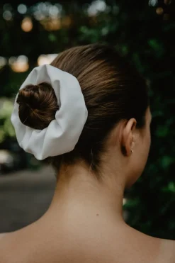 Scrunchie, großes Haargummi –><noscript><img width=
