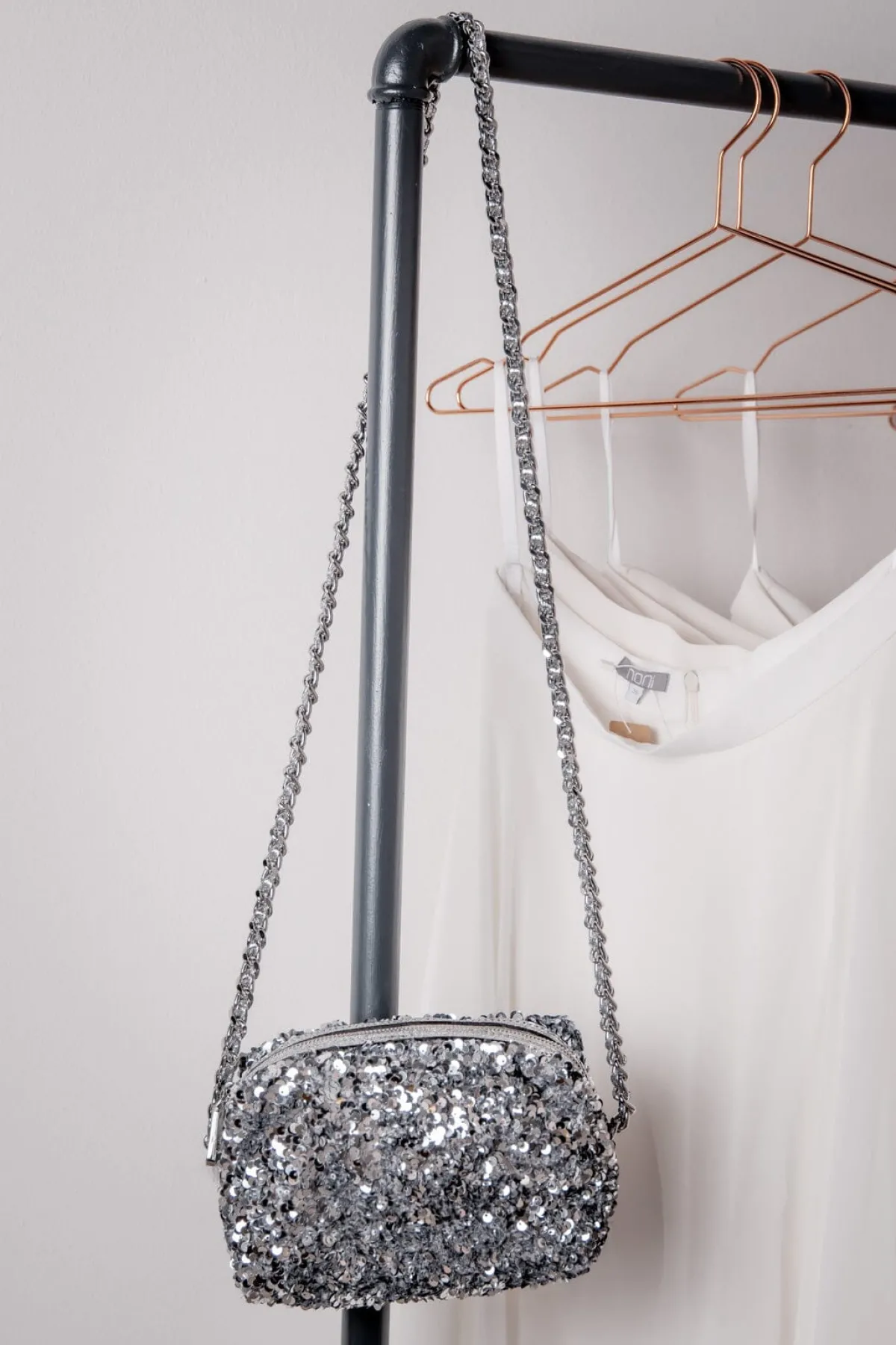 Silberne Handtasche mit Pailletten –>Abro