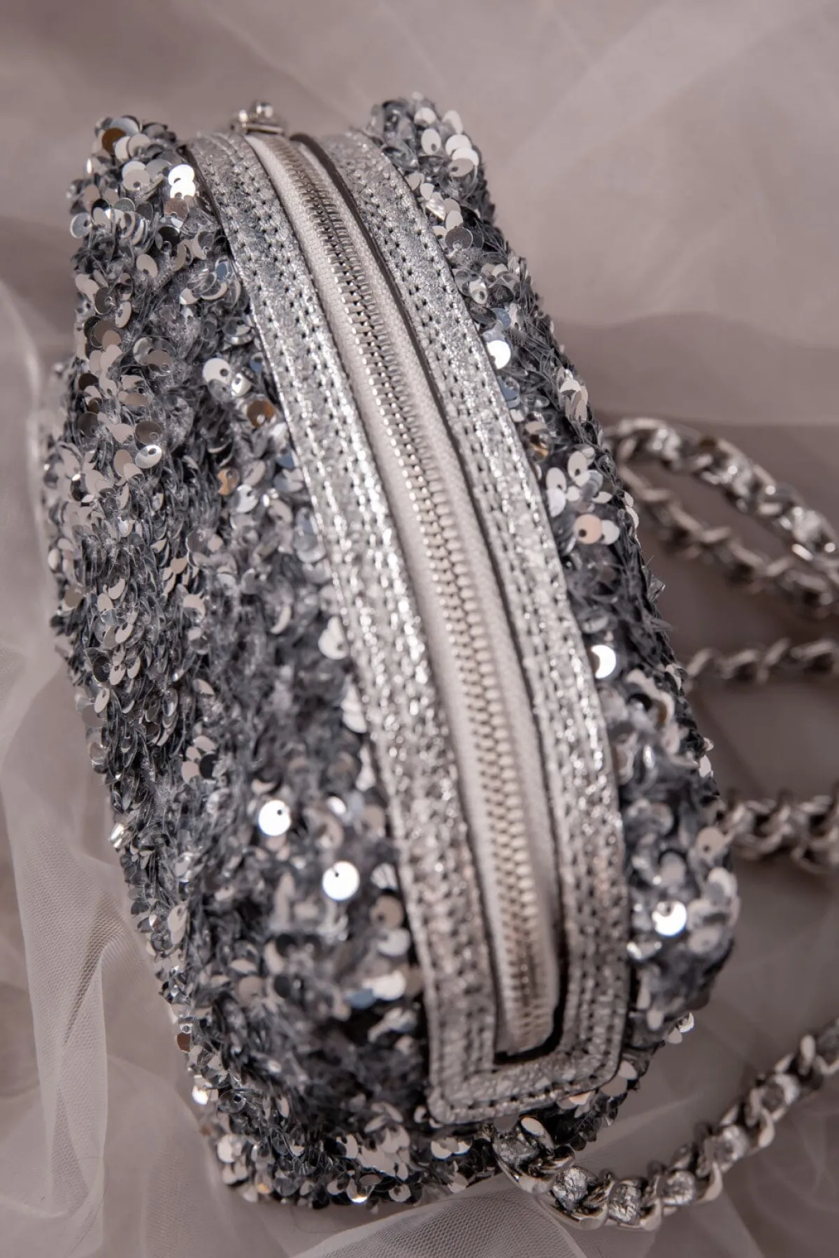 Silberne Handtasche mit Pailletten –>Abro