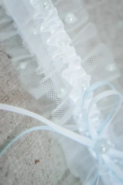 Strumpfband in Ivory mit blauen Kunstperlen><noscript><img width=