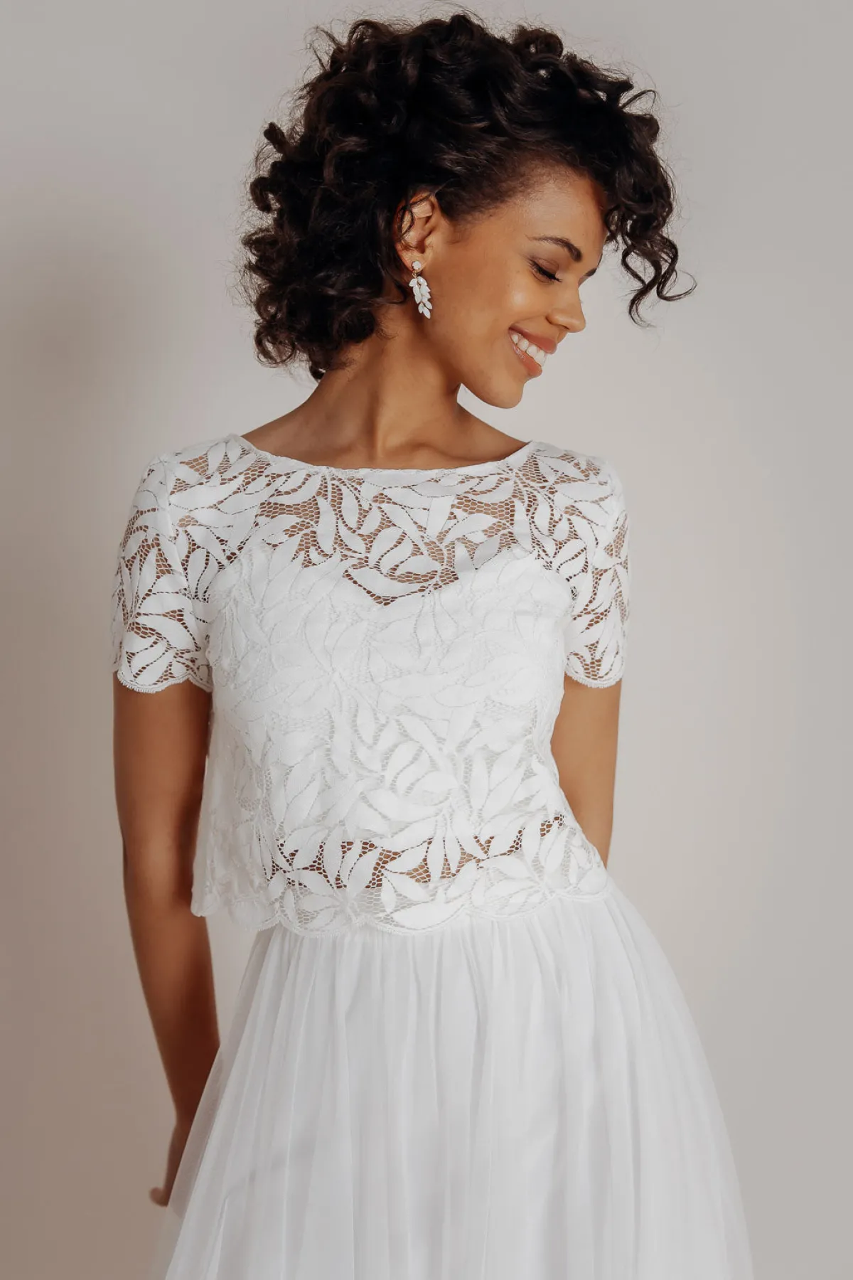 Top, Braut Jäckchen aus Botanik-Spitze mit kurzen Ärmeln – Emmi>noni Outlet