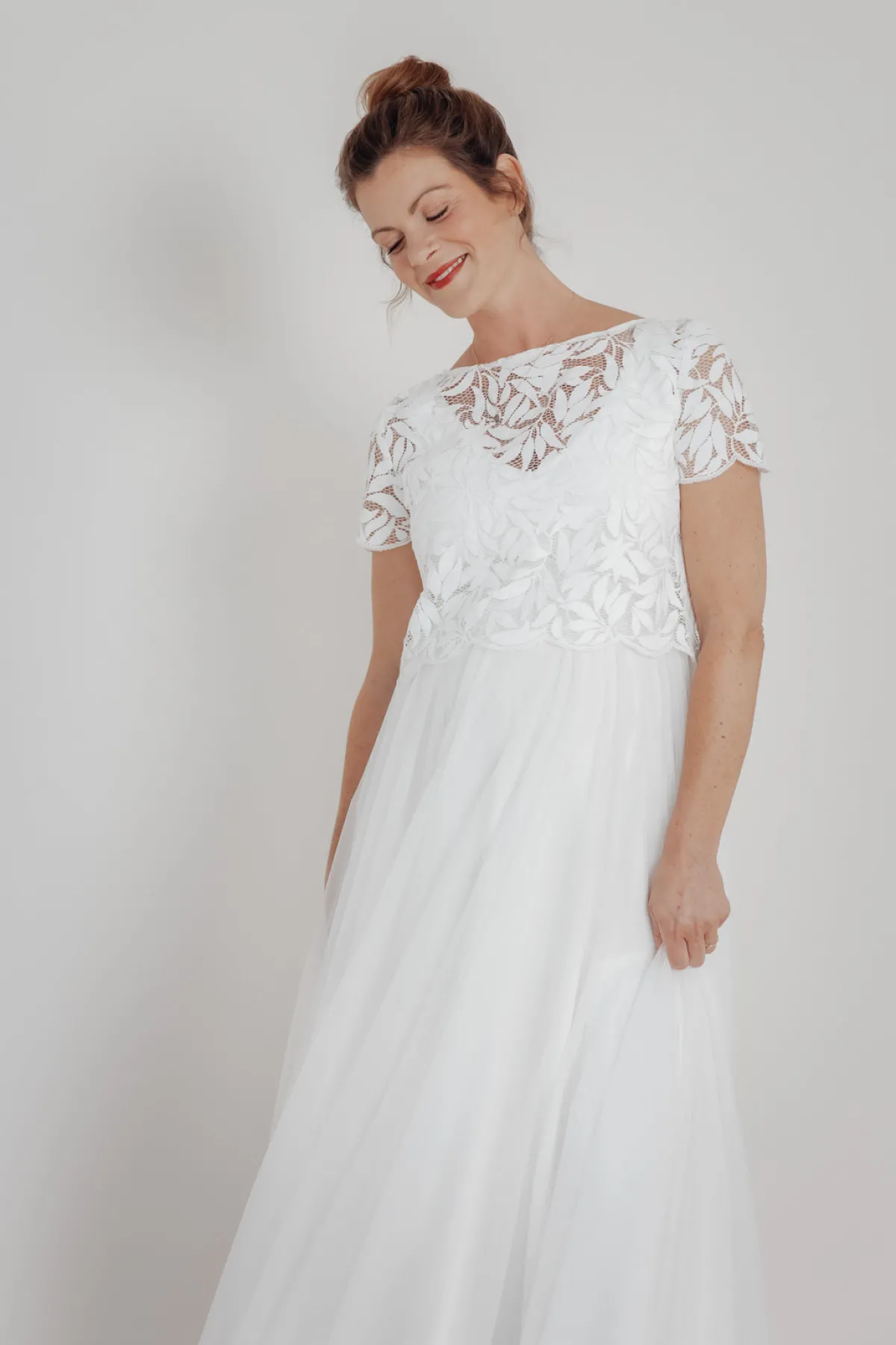 Top, Braut Jäckchen aus Botanik-Spitze mit kurzen Ärmeln – Emmi>noni Outlet