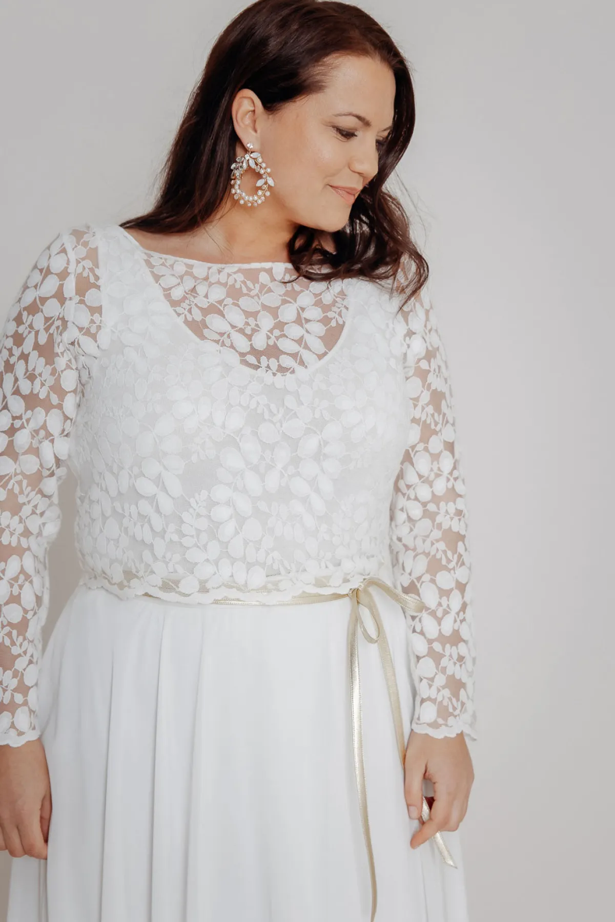 V-Ausschnitt Top aus Viskose-Seide in Ivory - noni Curvy>Montagut Hot