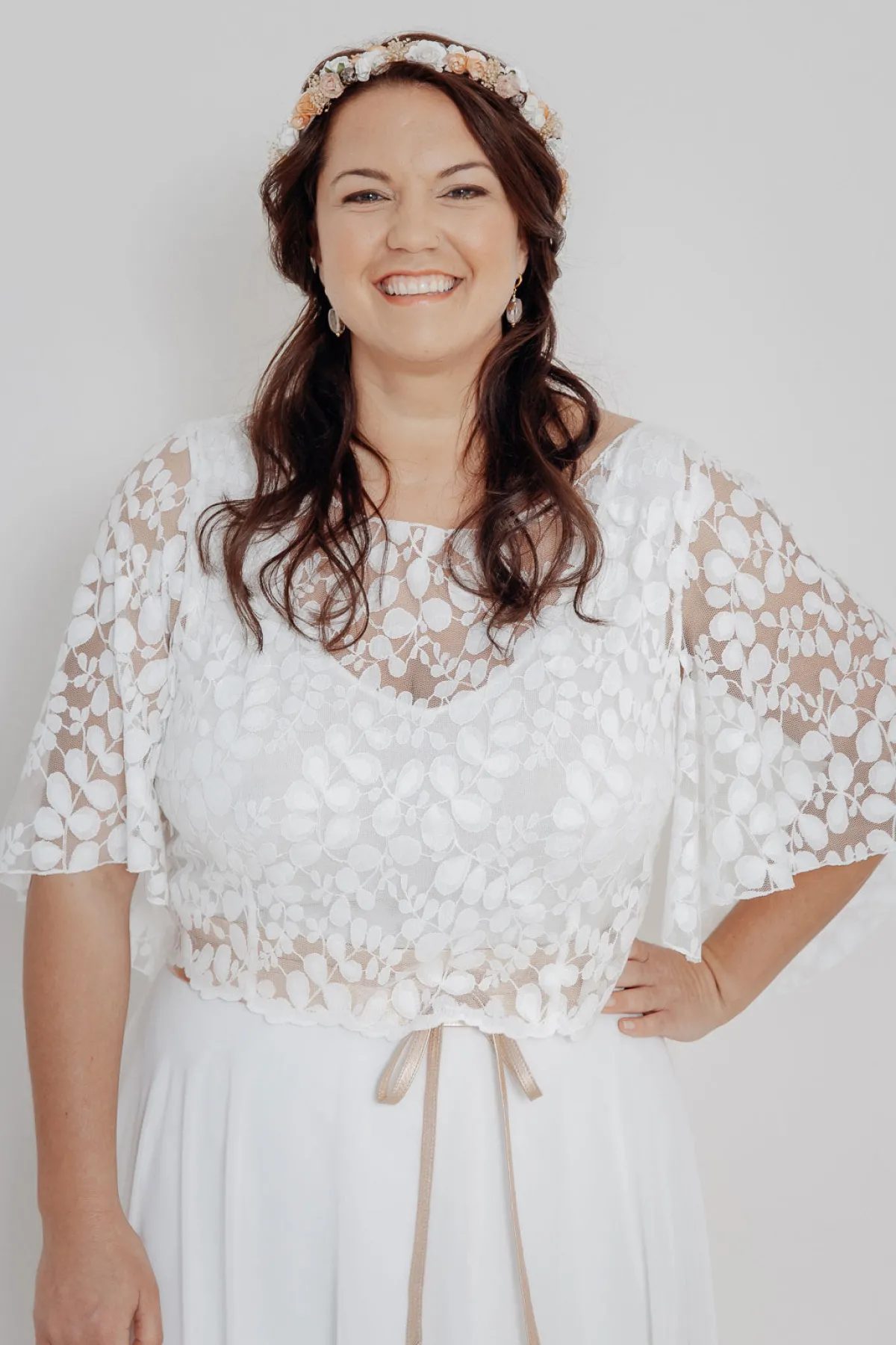 V-Ausschnitt Top aus Viskose-Seide in Ivory - noni Curvy>Montagut Hot