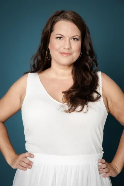 V-Ausschnitt Top aus Viskose-Seide in Ivory - noni Curvy><noscript><img width=