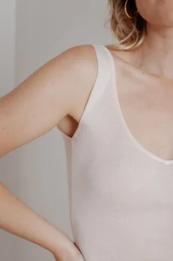 V-Ausschnitt Top aus Viskose-Seide in Nude><noscript><img width=