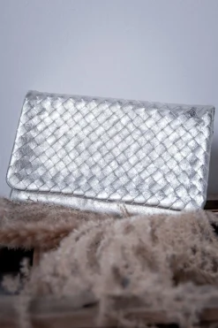 Weißgoldene Leder-Clutch in Flechtoptik –>Abro Discount