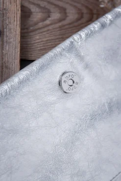 Weißgoldene Leder-Clutch in Flechtoptik –><noscript><img width=