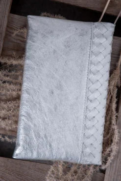 Weißgoldene Leder-Clutch in Flechtoptik –><noscript><img width=